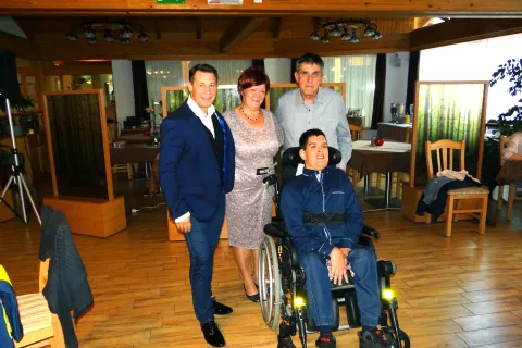 Slavljenko Rafko Sajevic je na praznovanju presenetil Marko Vozelj, ob njej sta mož Jože in sin Luka. / Foto: arhiv Rafke Sajevic / Foto: 