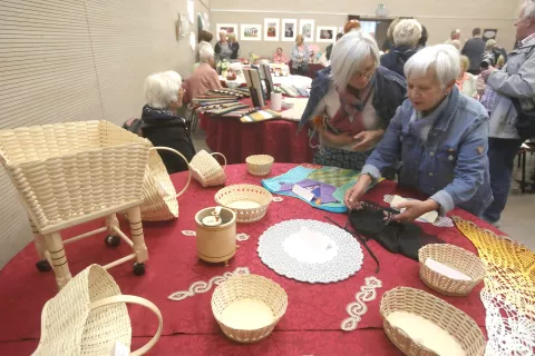 Z različnimi izdelki se je predstavilo enajst upokojenskih društev. / Foto: Gorazd Kavčič / Foto: 