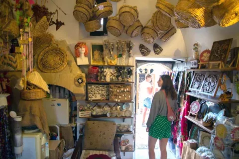 Brskanje za spominki v turškem delu glavnega mesta Cipra. / Foto: 