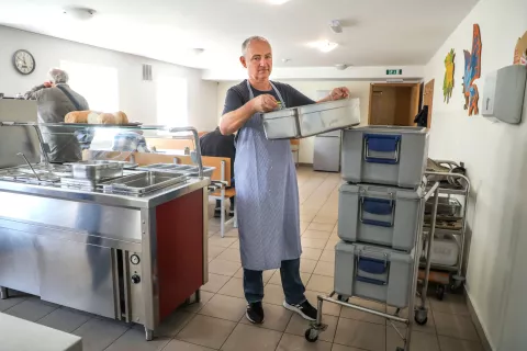 V razdelilnico hrane, ki jo financira Mestna občina Kranj, vodi pa Božo Bajt, dnevno prihaja od 80 do 100 ljudi. Viške kruha, s katerimi »presenetijo« donatorji, razdelijo v prostorih na Vodopivčevi ulici. / Foto: Tina Dokl / Foto: 