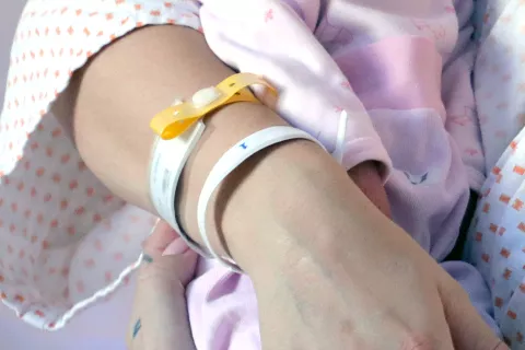 Identifikacijska zapestnica mora imeti vse potrebne podatke (ime in priimek, rojstne podatke, matično številko in/ali črtno kodo, ki omogoča preverbo podatkov). Ustrezno mora biti označena tudi pacientova dokumentacija. / Foto: Tina Dokl / Foto: 