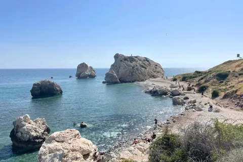 Afroditina skala leži na južni obali Cipra, blizu mesta Pafos. / Foto: Neža Markelj / Foto: 