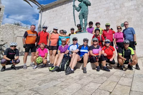 Naša kolesarska ekipa v mestu Rab ob svetem Krištofu, zavetniku popotnikov / Foto: Grega Flajnik / Foto: 