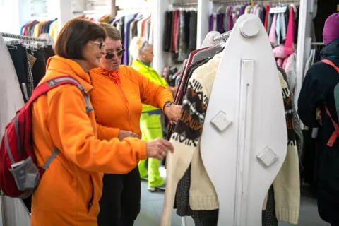 Po trgovini z rabljenimi elektronskimi napravami je Fundacija Vincenca Drakslerja v Kranju odprla še trgovino z rabljenimi oblačili. / Foto: Primož Pičulin / Foto: 