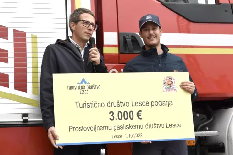 Peter Kavčič iz Turističnega društva Lesce je donacijo v višini tri tisoč evrov izročil Gašperju Pircu, poveljniku PGD Lesce. / Foto: Maša El Shawish, arhiv TD Lesce / Foto: 