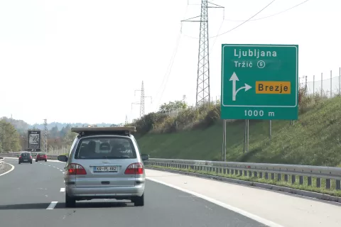 Zaradi preplastitve odseka Lesce–Brezje bodo predvidoma v četrtek, 13. oktobra, zaprli avtocesto proti Ljubljani in promet preusmerili na vozišče proti Karavankam. Zapora bo trajala dva meseca. Izvoz Brezje iz smeri Karavank bo ves čas zaprt. / Foto: Gorazd Kavčič / Foto: 
