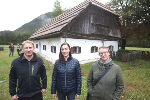 Arhitekt Maj Juvanec iz zavoda NaNovo, Tina Komac iz Javnega zavoda TNP in Saša Roškar iz Zavoda za varstvo kulturne dediščine RS, OE Kranj, pred Pocarjevo domačijo / Foto: Gorazd Kavčič / Foto: 