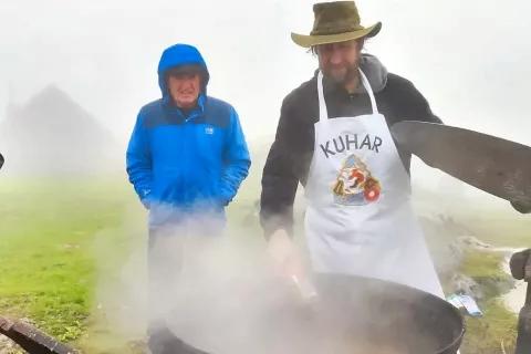 Ob bajtarskem prazniku tradicionalno kuhajo golaž. / Foto: PD Bajtar / Foto: 