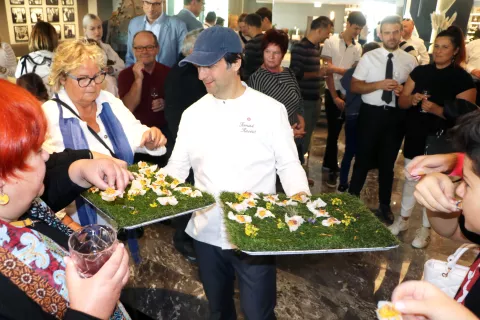 Tomaž Kavčič in pozdrav iz kuhinje / Foto: Alenka Brun / Foto: 