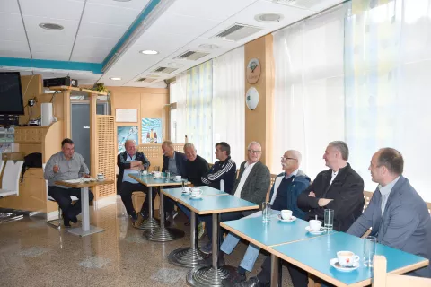 S srečanja ob 20-letnici športne dvorane v Železnikih. Udeleženci so spregovorili o dvorani nekoč, danes in v prihodnje. / Foto: Brina Habjan / Foto: 
