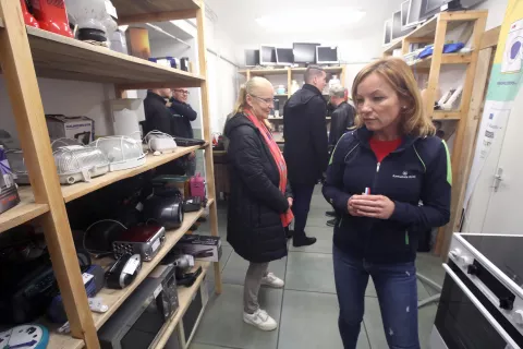 Ponudba električnih aparatov iz ponovne rabe v Kr'Štacuni je prva tovrstna ponudba v Sloveniji. / Foto: Gorazd Kavčič / Foto: 