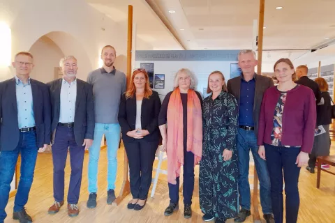 Od leve: Anton Novak, Ludvik Druml, Florjan Jordan, Katja Osterc, Veronika Kralj - Iglič, Alenka Stražišar - Lamovšek, Gorazd Živkovič in Martina Rustia Piko na odprtju razstave v Bistrici na Zilji / Foto: Jože Košnjek / Foto: 