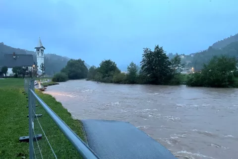 Poljanska Sora je odnesla del pešpoti proti cerkvi v Poljanah. / Foto: Gorazd Kavčič / Foto: 
