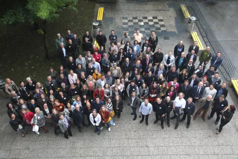 Generacija 1988–1992 Gimnazije Kranj je obsegala pet naravoslovnih, tri pedagoške in dva računalniška razreda. / Foto: Gorazd Kavčič / Foto: 