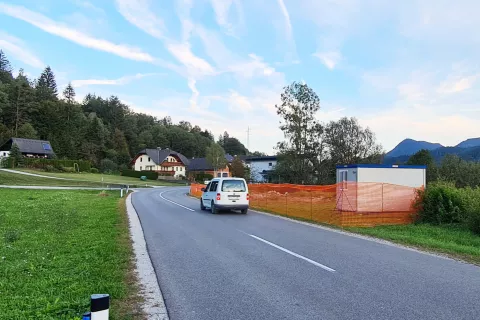 Ob državni cesti v Dolenji vasi bo Občina Železniki uredila 350 metrov dolgo površino za kolesarje in pešce. / Foto: Ana Šubic / Foto: 