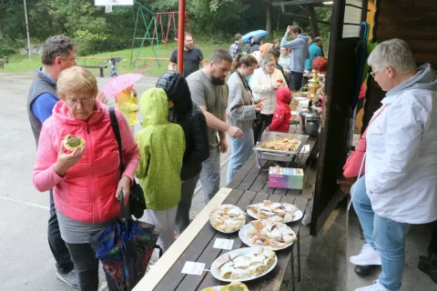 Kljub dežju je bil simpatični kulinarični dogodek dobro obiskan. / Foto: Alenka Brun / Foto: 