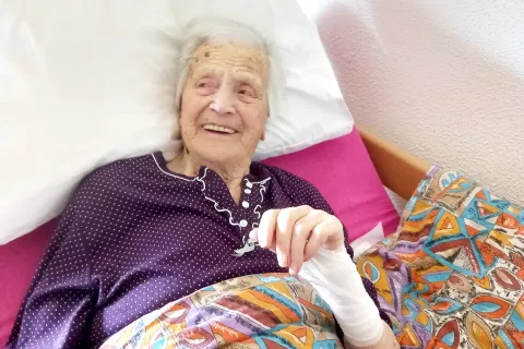 Nasmejana stoletnica Rozalija Gazvoda / Foto: osebni arhiv / Foto: 