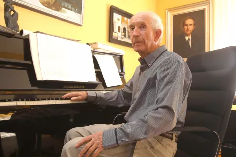 Skladatelj Alojz Ajdič je v kantati Taborišče Ravensbrück, ki bo koncertno izvedbo doživela 28. septembra, prepletel osem pesmi internirank. / Foto: Gorazd Kavčič / Foto: 