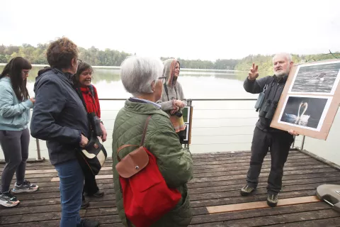 Na prireditvi so udeleženci z vodnikom odkrivali tudi vodno naravo ob Trbojskem jezeru. / Foto: Gorazd Kavčič / Foto: 