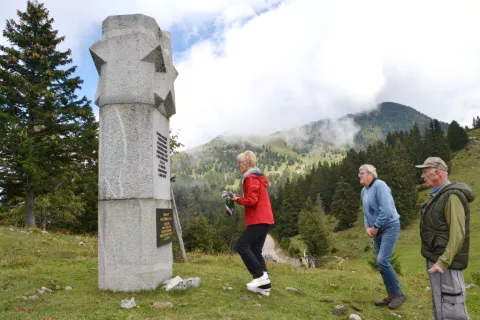Delegacija je položila venec ob pomniku na Jezercih. / Foto: arhiv dogodka / Foto: 