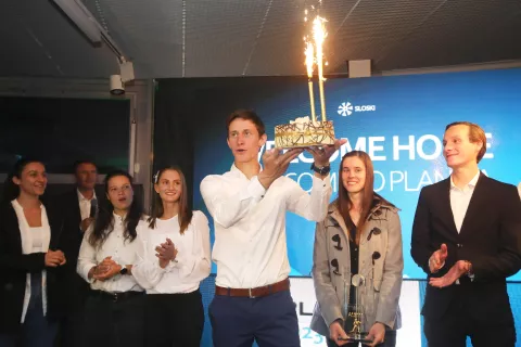 Ob začetku prodaje vstopnic se je torte v družbi reprezentančnih prijateljev in prijateljic razveselil Peter Prevc, priznanje kraljica zime pa je dobila Urša Bogataj. / Foto: Gorazd Kavčič / Foto: 
