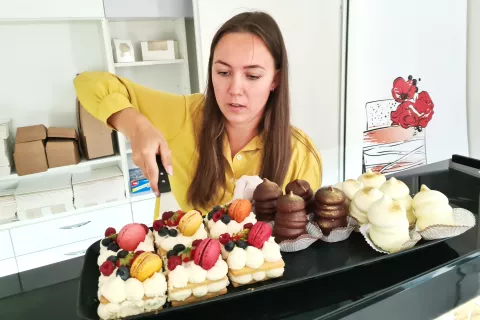 Neža Rogelj je imela že ob odprtju Sladkosneda precej dela. / Foto: Alenka Brun / Foto: 