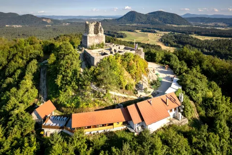 Okrepčevalnica pod Starim gradom je zasijala v novi podobi. / Foto: Peter Košenina / Foto: 
