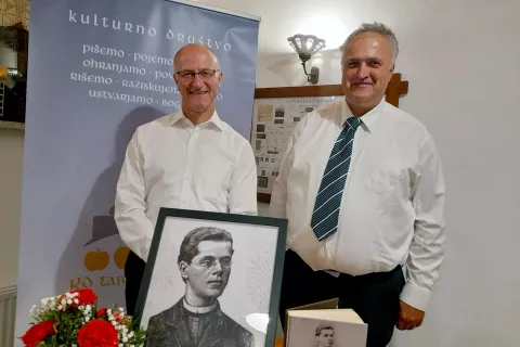 Mag. Janko Krištof, posredovalec Gregorčičeve poezije, in Andrej Feinig, pianist, organist in profesor glasbe po nastopu v Podbrezjah / Foto: Jože Košnjek / Foto: 