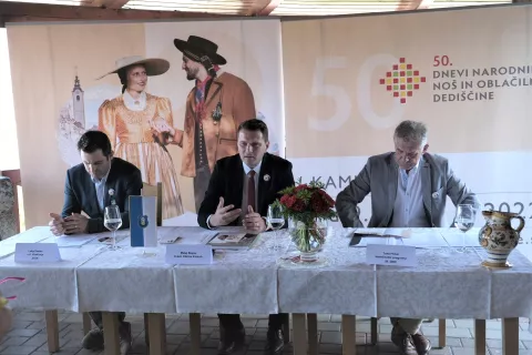 Luka Svetec, Matej Slapar in Tone Ftičar na novinarski konferenci pred začetkom 50. Dnevov narodnih noš in oblačilne dediščine / Foto: Maša Likosar / Foto: 