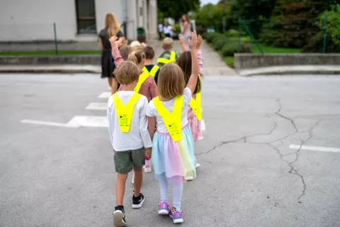 Letos beležimo štirideset let od zakonske uvedbe rumene rutice, ki je obvezna za prvošolce in drugošolce. / Foto: Primož Pičulin / Foto: 