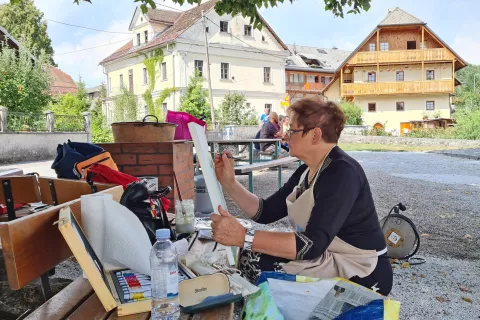 Dela, ki so nastala na letošnji slikarski koloniji v Kamni Gorici, bodo v tamkajšnjem kulturnem domu na ogled še do prihodnje sobote. / Foto: 