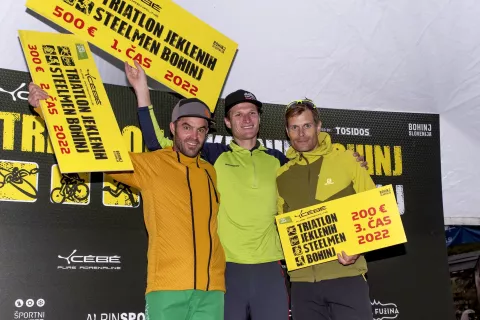 Najhitrejši moški na tradicionalni izvedbi s kajakom so bili sami Gorenjci: (od leve) drugi Aleš Udovič, prvi Luka Tavčar in tretji Tilen Potočnik. / Foto: Albert Dobravec, arhiv TD Bohinj / Foto: 