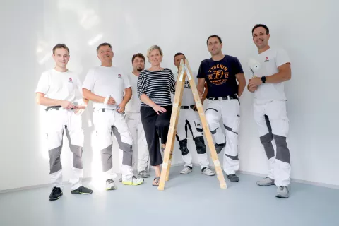 Pleskarji, ki so v Podružnični šoli Trboje dobrodelno pleskali, skupaj z vodjo šole Tanjo Bogataj. / Foto: Tina Dokl / Foto: 