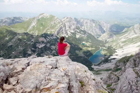 Razgled z Bobotovega kuka proti dolini Škrke in Velikemu Škrčkemu jezeru / Foto: Neža Markelj / Foto: 