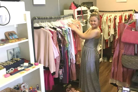 Teja Kralj pri delu v Naši trgovin'ci / Foto: arhiv društva / Foto: 