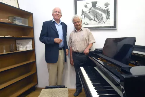 Profesor Tomaž Faganel, odličen poznavalec Krekovega dela, in častni občan Radovljice, skladatelj in zborovodja Egi Gašperšič ob Krekovem klavirju v spominski sobi / Foto: Gorazd Kavčič / Foto: 