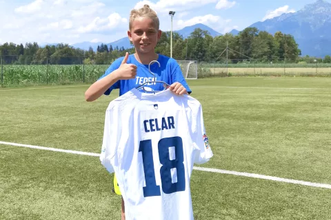 Na taboru je potekalo tudi tekmovanje, katerega zmagovalec je prejel reprezentančni dres Žana Celarja. / Foto: arhiv organizatorja / Foto: 