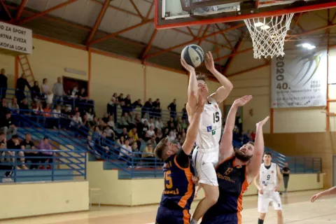 Mladi košarkar Tilen Jugovic ostaja član domače ekipe. / Foto: Gorazd Kavčič / Foto: 