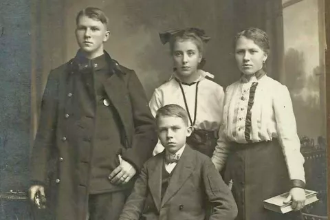 Otroci Josipa Likozarja Jože, Ivanka, Mara in Stanko (spredaj) okoli leta 1917 / Foto: 