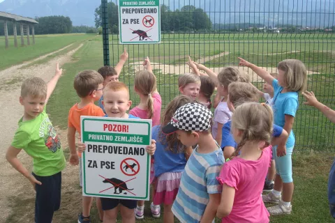 Otroci so postavili opozorilni tabli. / Foto: arhiv Vrtca Šenčur / Foto: 