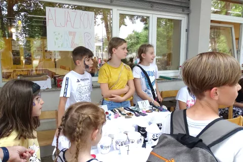 Izdelke za dobrodelni bazar so učenci pripravili sami. / Foto: Arhiv šole / Foto: 