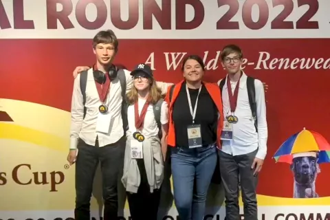 Urška Pintar (druga z desne) s svojimi učenci na tekmovanju v Dubaju / Foto: arhiv šole / Foto: 