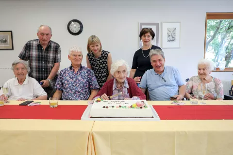 Ivica Oblak v družbi sinov Janeza in Bojana Oblaka ter njunih soprog Aleksandre Janežič ter Snežne Oblak, sestre Gabrijele Prelesnik, nečaka Zvoneta Reška in svakinje Sonje Ambrožič. Prelesnikova in Ambrožičeva so skupaj z Oblakovo v istem domu, mimogrede pa smo izvedeli še, da bo slavljenkina sestra oktobra letos praznovala 99. rojstni dan. / Foto: Tina Dokl / Foto: 