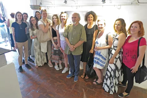 Karel Plemenitaš je bil zelo priljubljen profesor na Srednji šoli za oblikovanje in fotografijo, kar dokazujejo njegove nekdanje učenke, ki so prišle na odprtje razstave. / Foto: Igor Kavčič / Foto: 