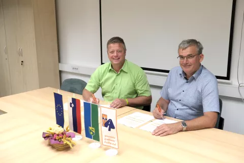 Gorjanski župan Peter Torkar in direktor GGD Stanislav Remic sta podpisala pogodbo, vredno dobrih 830 tisoč evrov. / Foto: Maša Likosar / Foto: 