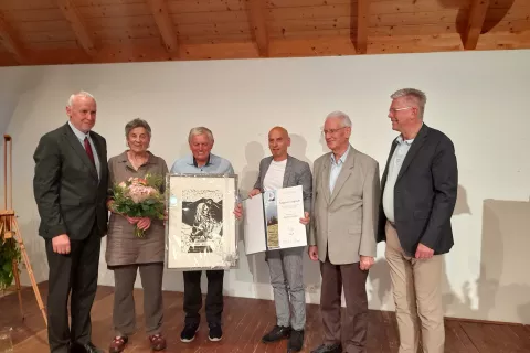 Nagrajenec ekonomski svetnik Janko Zwitter z ženo Giti v družbi vodstva Skupnosti koroških Slovencev in Slovenk Bernarda Sadovnika (prvi z leve), Heriberta Kulmescha, dr. Reginalda Vospernika in Lojzeta Dolinarja. / Foto: Jože Košnjek / Foto: 