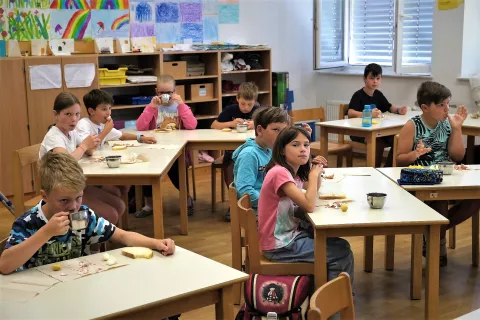 Otroci so cel teden uživali le jedi iz lokalno pridelane hrane. / Foto: Maša Likosar / Foto: 