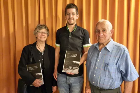 Avtor Januš Šivic s Tatjano Žepič in Sašo Rakarjem, sinom ustreljenega talca Franca Rakarja / Foto: Franc Čeh / Foto: 