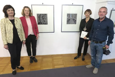 Ob dveh izstopajočih grafikah Jeana Vodaina: (od leve) Damjana Fortunat Černilogar, Jana Babšek, Nataša Kovšca in Marko Grego / Foto: Igor Kavčič / Foto: 