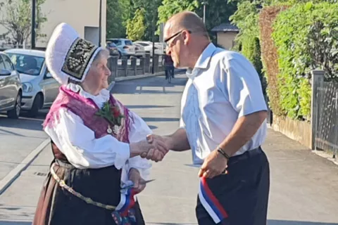 Pri rezanju traku je županu Francu Jeriču pomagala najstarejša prebivalka ulice Marija Jagodic, ki je za to priložnost oblekla narodno nošo. / Foto: Občina Mengeš / Foto: 